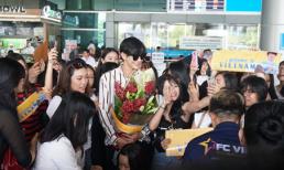 ''Nam thần'' Thái Lan Push Puttichai thân thiện vẫy chào fan Việt Nam