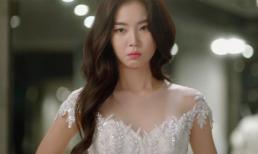 Xúng xính váy cưới bước ra sảnh làm lễ thành hôn, cô dâu giật mình vì người đứng đó không phải chú rể