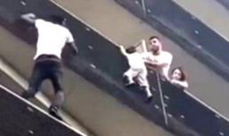 'Người Nhện' tay không leo 4 tầng giải cứu em bé