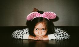 Trước ống kính của cậu ruột, con gái Đoan Trang tự tin tạo dáng như mẫu nhí chuyên nghiệp