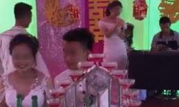 Cô gái trẻ vừa khóc vừa hát 'Kẻ phản bội' trong đám cưới người yêu cũ