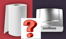 Đi vệ sinh xong nên dùng khăn giấy hay máy sấy khô tay?