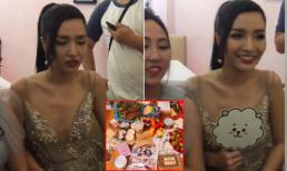 'Lầy lội' không kém thần tượng, thay vì hoa fan Bích Phương tặng cả 'núi' đồ ăn vì lo cô quá gầy 
