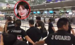 Giống Song Joong Ki, Suzy cũng được các vệ sĩ nắm tay thành vòng tròn bảo vệ khi rời khỏi Thái Lan