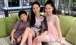 Vợ và con gái được Chân Tử Đan cưng chiều như báu vật khoe chân dài miên man cùng nhan sắc tươi trẻ như chị em