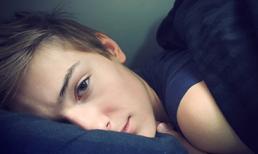 Ngày nào cũng thấy mẹ chồng thầm thì với cô gái mua ve chai, để rồi tôi sốc khi tìm thấy tấm ảnh cũ dưới gối của chồng