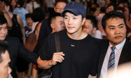 Ở tuổi 42, tài tử 'Nấc thang lên thiên đường' Kwon Sang Woo vẫn đẹp bất chấp tại sân bay Việt Nam