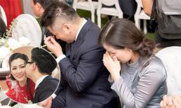 Bố mẹ Tú Anh rơi nước mắt khi trao con gái cho nhà chồng trong lễ rước dâu