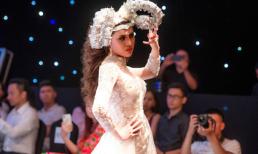 Á Hậu Thư Dung lạnh lùng, mang “sừng cừu” lên sàn diễn làm vedette kết show