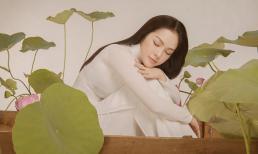 Diện áo dài trắng đơn giản, Dương Cẩm Lynh đẹp tựa mĩ nữ trong tranh