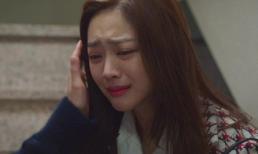 Không may con đánh rơi điện thoại vào bể cá và lời nói của chồng khiến vợ tê tái xé ruột gan