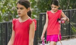 Suri dắt chó đi dạo nhưng thứ cô bé cầm trên tay mới thực sự gây chú ý