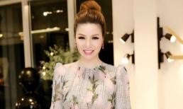 Hoa hậu Bùi Thị Hà diện váy hoa, phủ hàng hiệu cùng ông xã tình tứ dự sự kiện