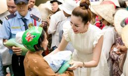 Hoa hậu Bùi Thị Hà mặc giản dị, ân cần trao quà cho người nghèo