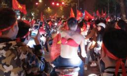 Nhiều fan cuồng 'đi bão' sau chiến thằng lịch sử của ĐT Olympic Việt Nam, nhưng người đàn ông mặc áo ngực đỏ chót ngược này khiến ai nhìn cũng há hốc