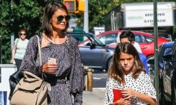 Suri xuất hiện với gương mặt cau có sau khi mẹ đưa bạn trai da màu về nhà?