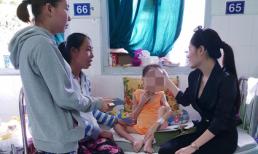 Bắt gặp Di Băng một mình đến thăm bệnh nhi khó khăn