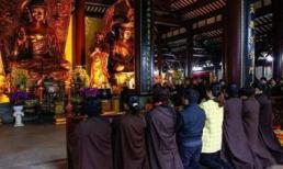 Những điều nên nói và không nên nói khi vào chùa quỳ gối trước Đức Phật