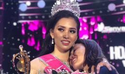 Mẹ Tân hoa hậu Việt Nam 2018 bật khóc và mong mọi người cảm thông 'bé mới 18 tuổi... chưa lưu loát'