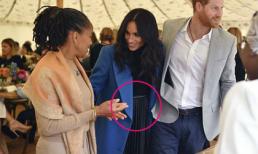 Công nương Meghan Markle lại lộ vòng 2 to bất thường khi lần đầu dự sự kiện cùng mẹ ruột 