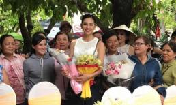 Trở về quê hương Quảng Nam, Tân hoa hậu Tiểu Vy hạnh phúc trong vòng tay gia đình và láng giềng