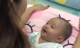 Con gái Khánh Thi cười tít mắt hóng chuyện cùng mẹ siêu đáng yêu