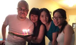 NTK Đức Hùng đón sinh nhật ấm áp bên bà xã và 2 con gái tại Mỹ