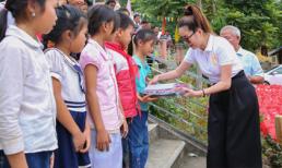 Hoa hậu Bùi Thị Hà giản dị tặng sách và quà từ thiện cho học sinh vùng dân tộc nghèo Mường Lát