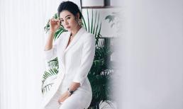 Diễn viên Thanh Hương diện vest trắng cách điệu với biểu cảm đầy nghiêm túc