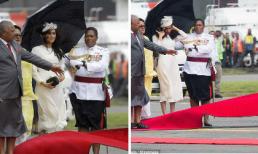 Công nương Meghan Markle phải chật vật căn chỉnh đầu tóc, váy áo khi gặp gió lớn  