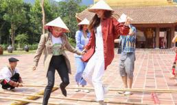 Hồ Ngọc Hà cùng bố mẹ leo núi 3 tiếng đồng hồ để viếng chùa Yên Tử, cầu bình an