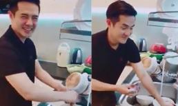 Đông Nhi thích thú khoe clip Ông Cao Thắng vào bếp rửa bát