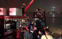 Vụ xe Mercedes lao xuống sông Hồng: Tại sao lại có giấy tờ của đàn ông?