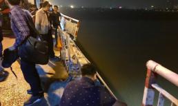 Vụ Mercedes đâm xuống sông Hồng: Xe đi rất bất thường