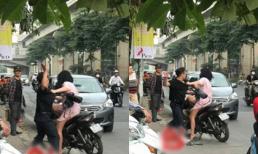 Nam thanh niên túm tóc, đánh bạn gái dã man giữa đường phố Hà Nội