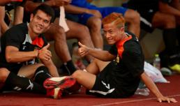 Lương cao gấp 5 lần Công Phượng, 'Messi Lào' vẫn đi dép lê đến sân tập