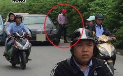 Người đàn ông đi xe Mercedes tấp vào ven đường 'giải quyết nỗi buồn' khiến người qua lại ngán ngẩm