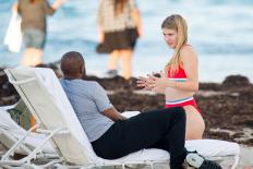 Mỹ nữ làng quần vợt diện bikini nóng bỏng trên bãi biển