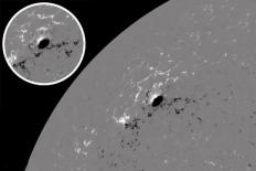 Phát hiện lỗ hổng khổng lồ trên Mặt Trời, dấy tin đồn người ngoài hành tinh