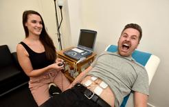 Xem đàn ông trải nghiệm cơn đau đẻ của các bà mẹ