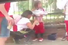 Bắt giữ fan nữ biến con mình thành 'bom sống' cổ vũ bóng đá