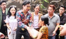 'Ông hoàng nhạc sến' Ngọc Sơn phát 10 tấn gạo cho người nghèo sau mưa bão