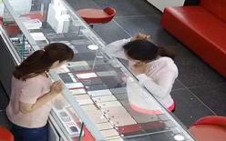 Nữ quái trộm iPhone X dễ như ăn kẹo trước mặt nhân viên bán hàng