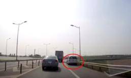 Hoảng hồn với xe 7 chỗ 'thách thức thần chết', chạy lùi trên đường cao tốc