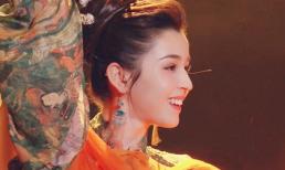 Vẻ đẹp mê đắm của mỹ nữ soán ngôi của Địch Nhiệt Lệ Ba chỉ sau 1 đêm