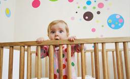 Vì sao nên để trẻ ngủ trong cũi đến khi 3 tuổi?