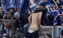 Ăn mừng bàn thắng, cầu thủ “dở khóc dở cười” khi bị cổ động viên tụt quần