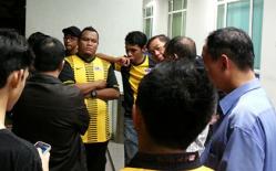 Vừa tới Malaysia, CĐV Việt Nam đã bị hành hung