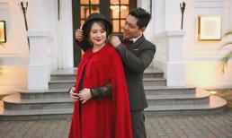 “Bà bầu” Thanh Thúy đẹp rạng ngời cùng chồng dạo phố Hà Nội