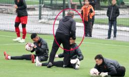 Ngồi dự bị, nhưng Bùi Tiến Dũng vẫn chăm chỉ luyện tập và được thầy Park cưng nựng thế này